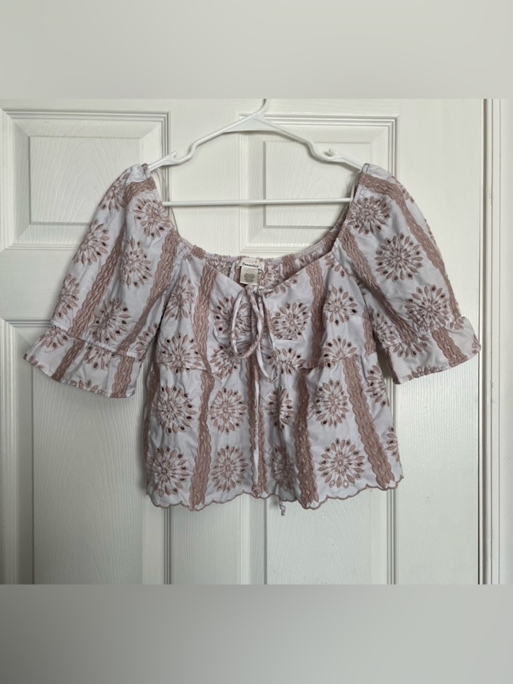 URBAN Romantics  Womens Medium White Off-Shoulder Embroidered Top w Tan Accents